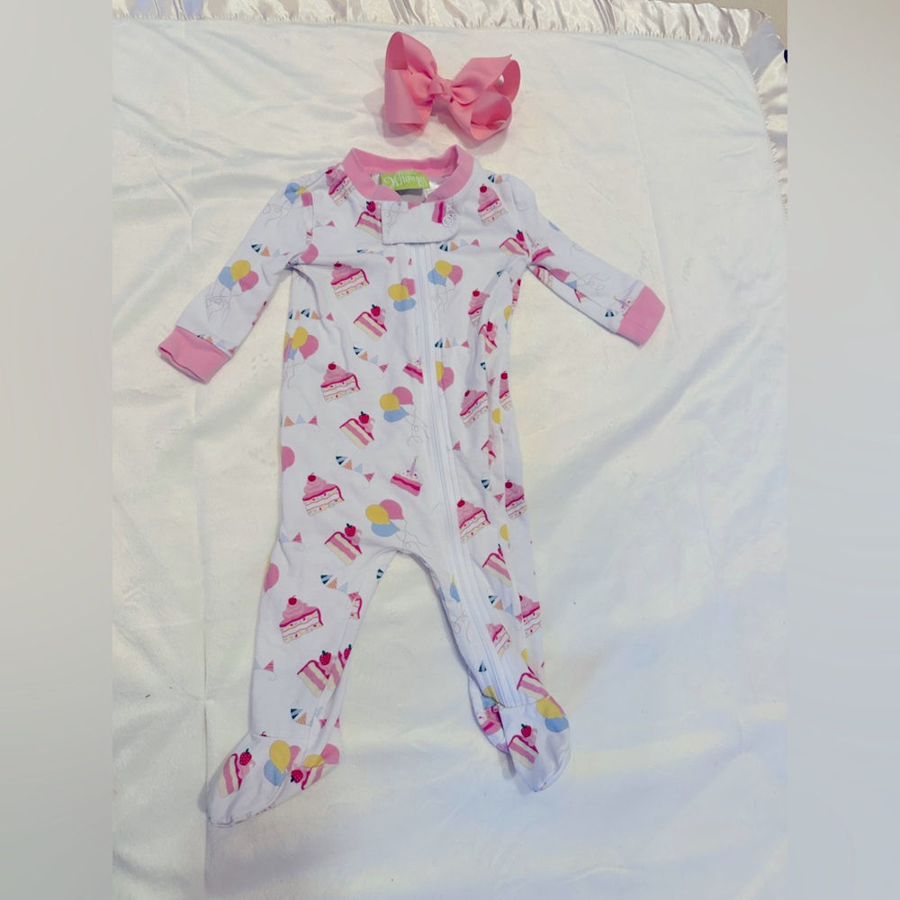 Classic whimsy 2 way zip onsie barely used cute back bundle and save! 3 month